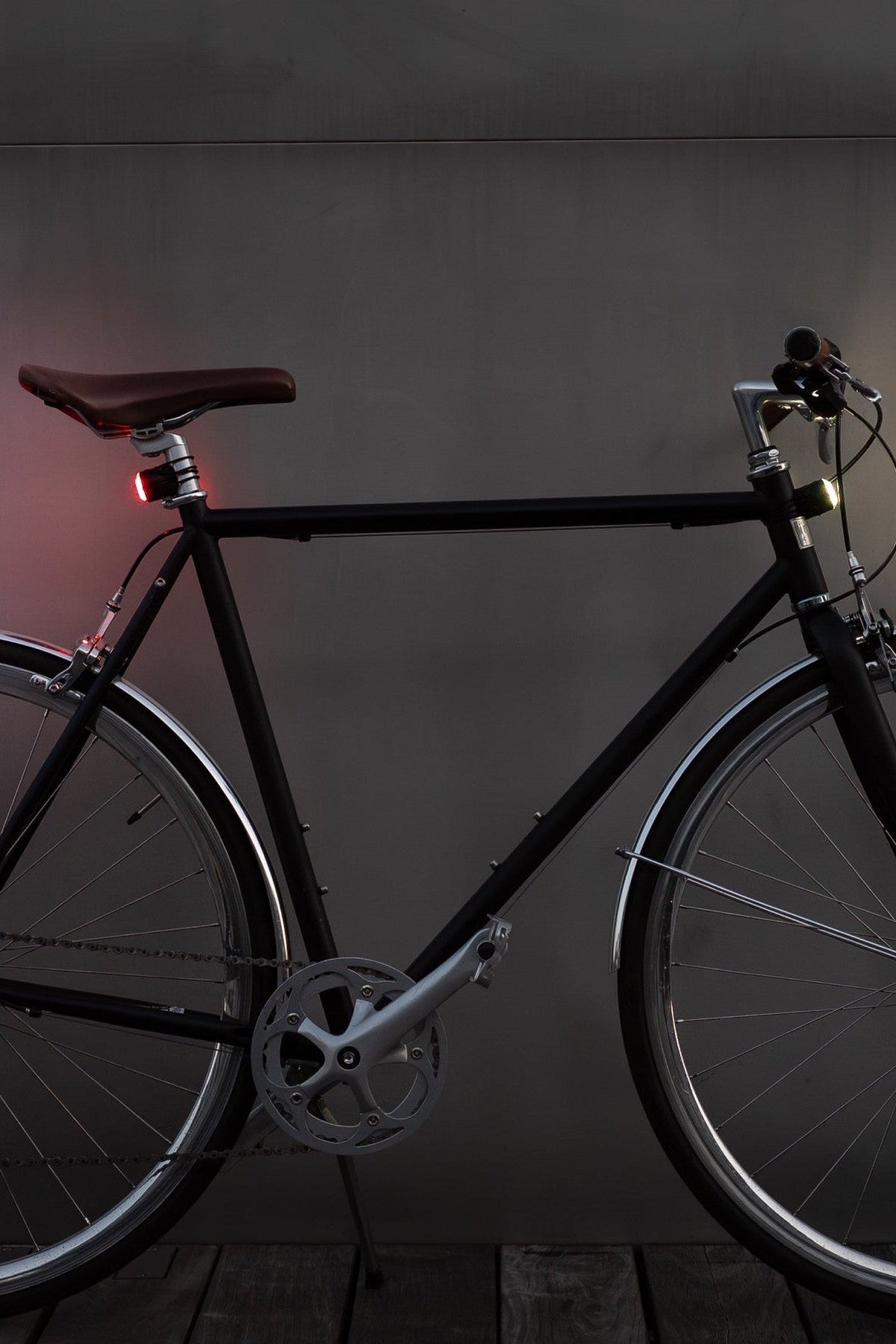 Feu arrière magnétique Shapeheart allumé sur un vélo de ville