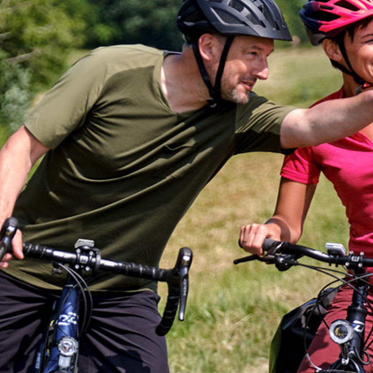 Cyclistes avec compteur vélo SIGMA sur le guidon en balade