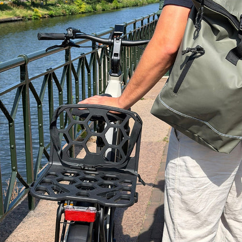 Support de charge Polisport PackMate sur porte-bagages de vélo en ville