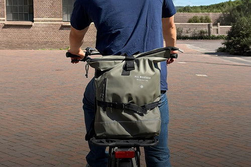 Sac à dos maintenu par le support Polisport PackMate MIK à vélo en ville