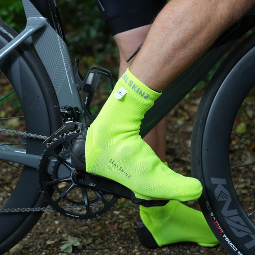 Surchaussettes imperméables Sealskinz Thetford jaune fluo à vélo