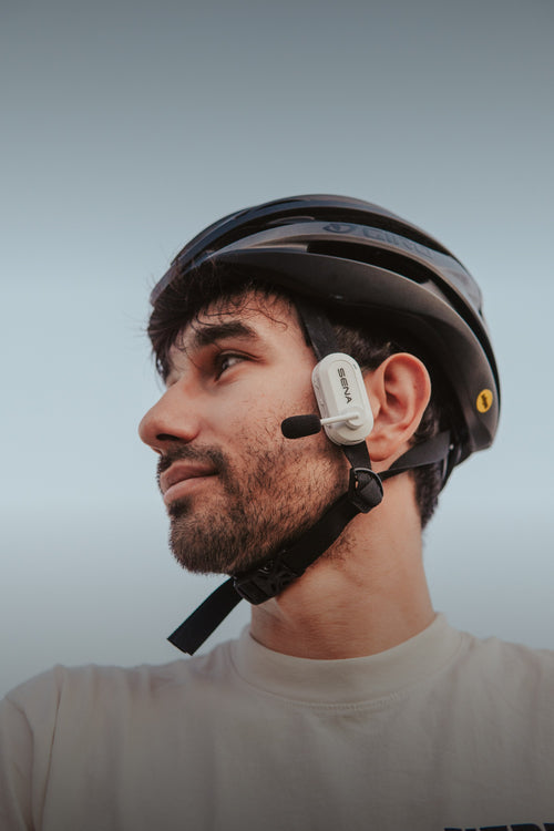 Cycliste portant l'intercom Sena BiKom 20 sur la sangle de son casque