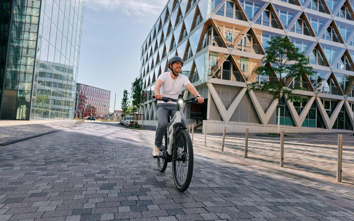 Cycliste à vélo électrique en ville, campagne Trelock