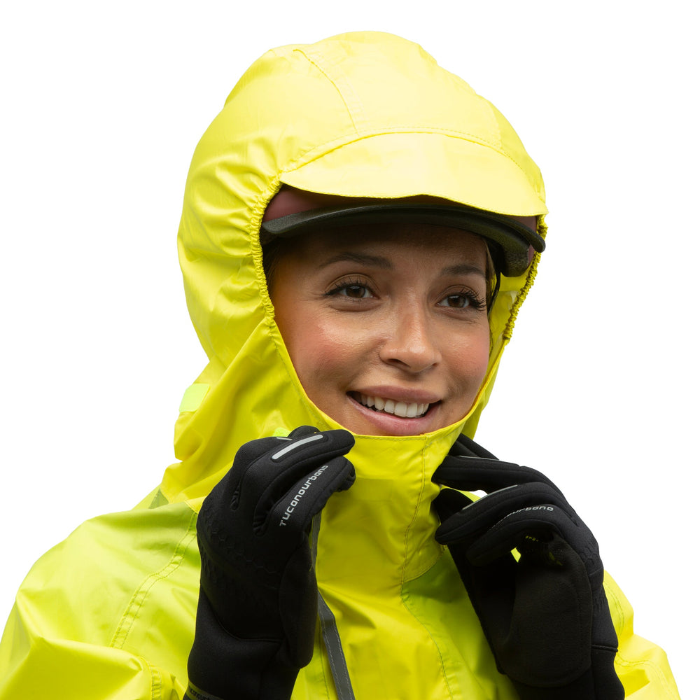 Capuche ergonomique de la Garibaldina Zeta Color portée avec un casque
