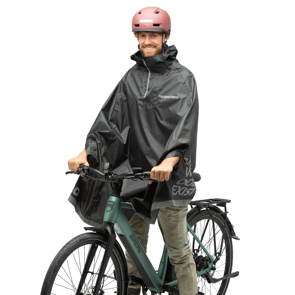 Cape de pluie vélo Tucano Urbano Garibaldina Zeta noire portée avec un casque, de face