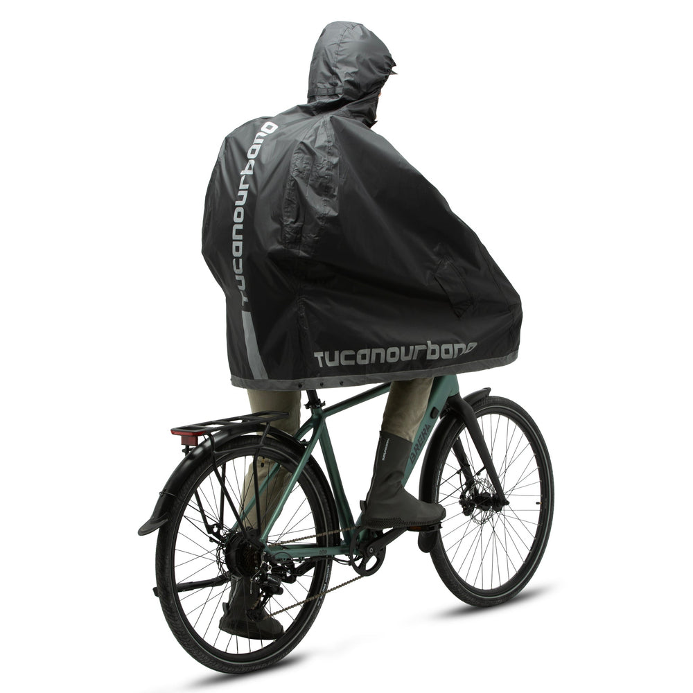 Cape de pluie vélo Tucano Urbano Garibaldina Zeta noire vue de dos sur le vélo
