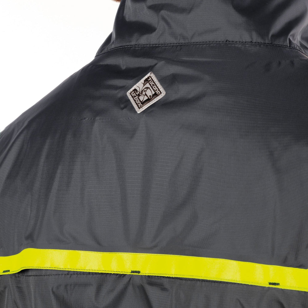 Détail de la bande fluo et du col de la Nano Rain Alpha