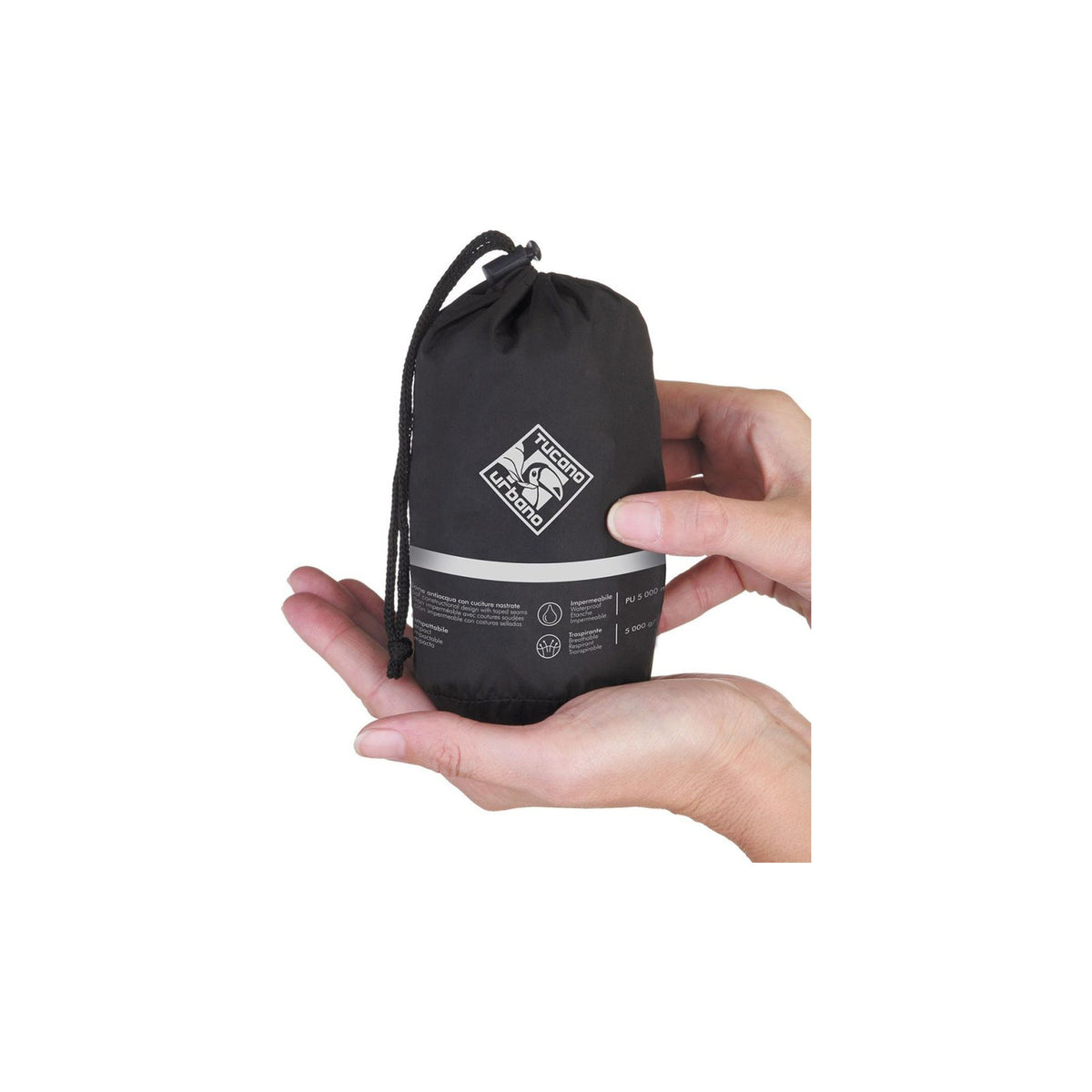 Sac de rangement de la Nano Rain Plus tenu dans une main