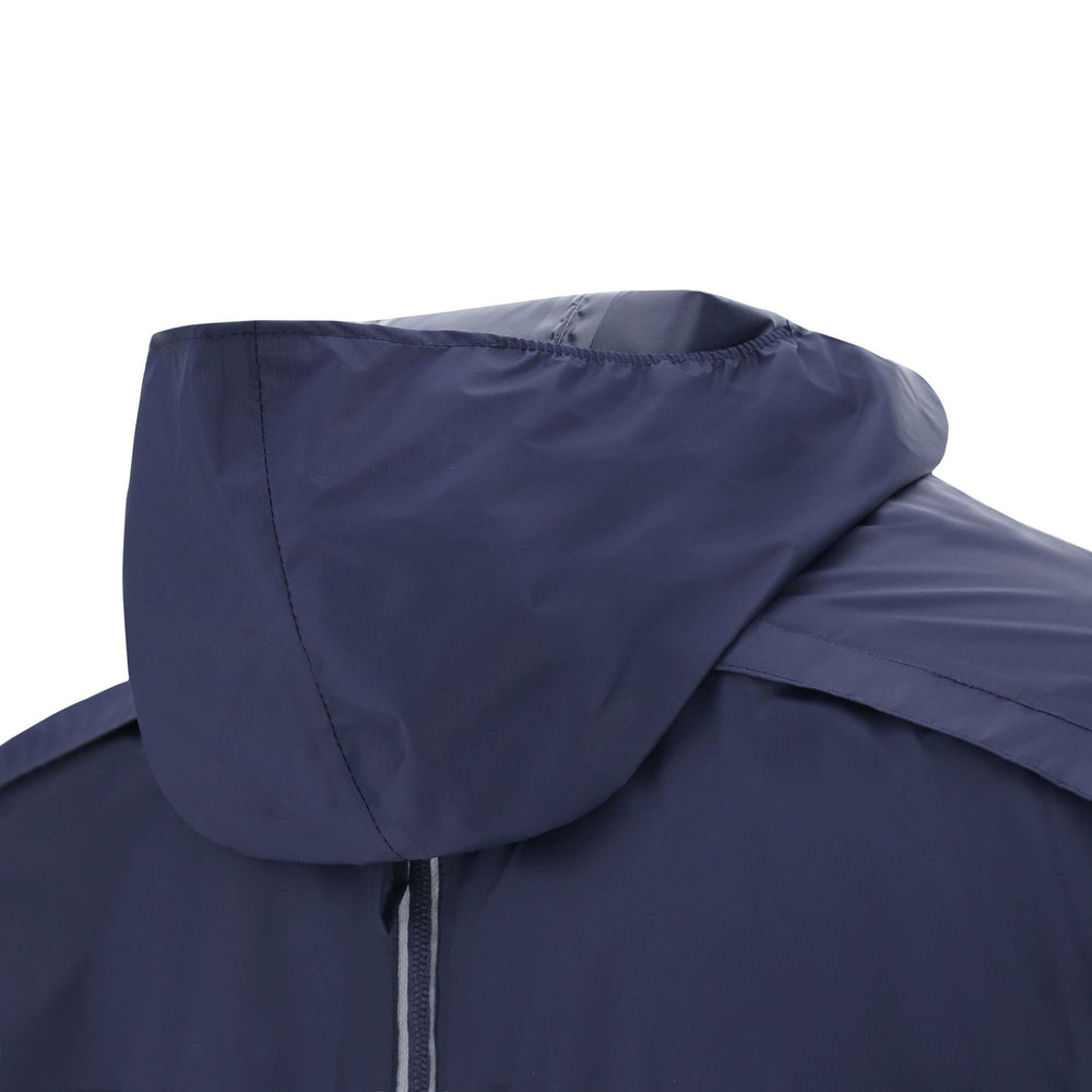 Capuche ergonomique intégrée au col de la Nano Rain Zeta