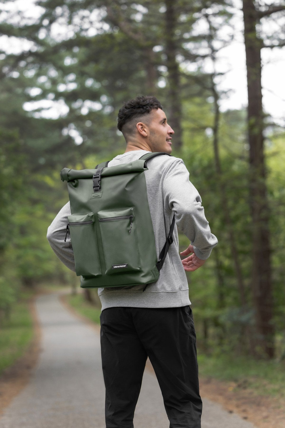 Sac à dos vélo Urban Proof RollTop vert porté par un cycliste