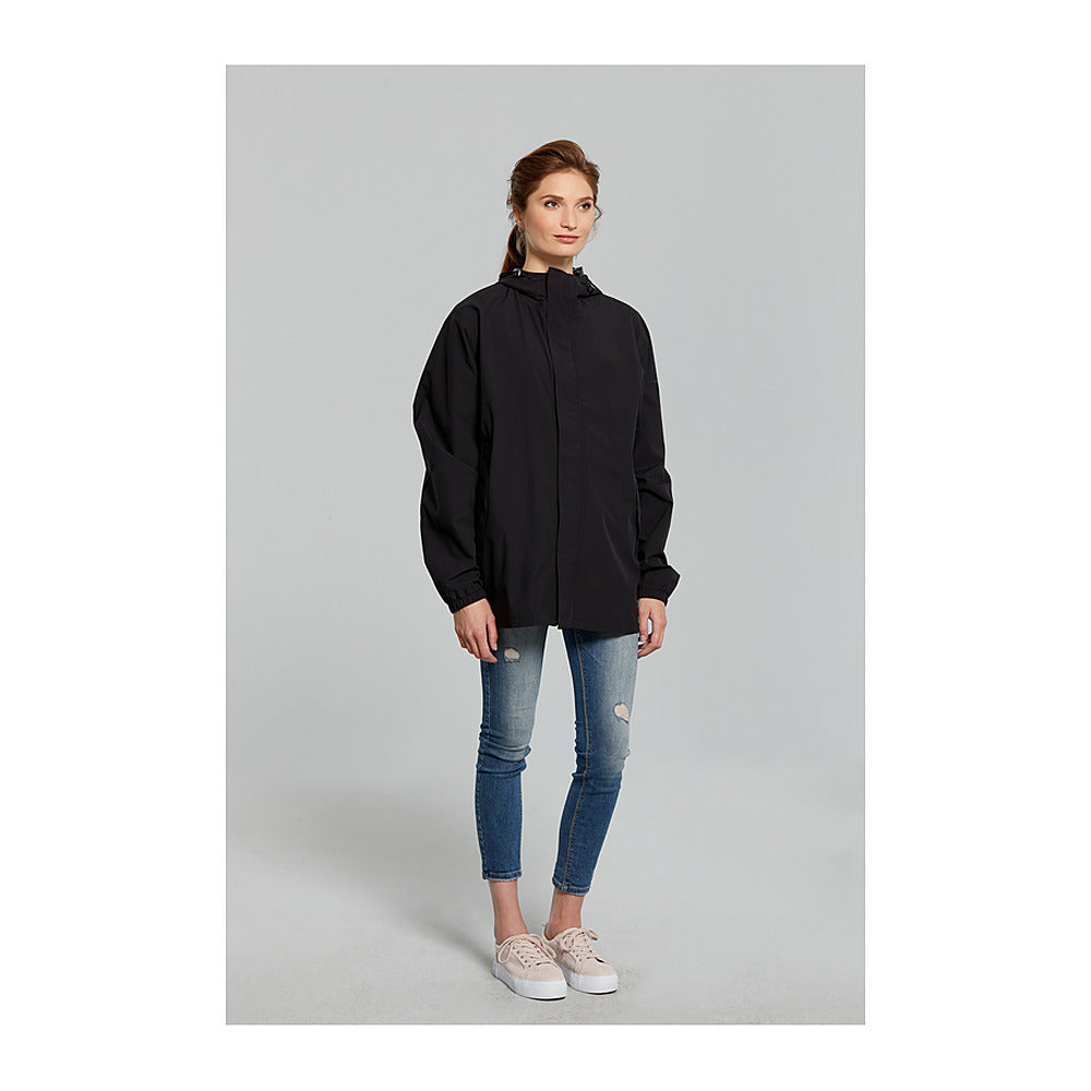 Veste de pluie vélo Basil Hoga unisexe coloris Noir - portee par une femme