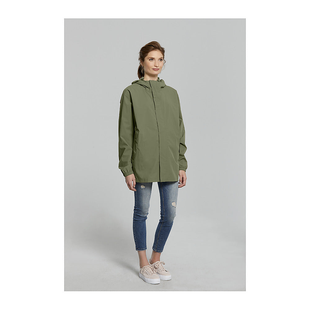 Veste de pluie vélo Basil Hoga unisexe coloris Vert Olive - portee par une femme