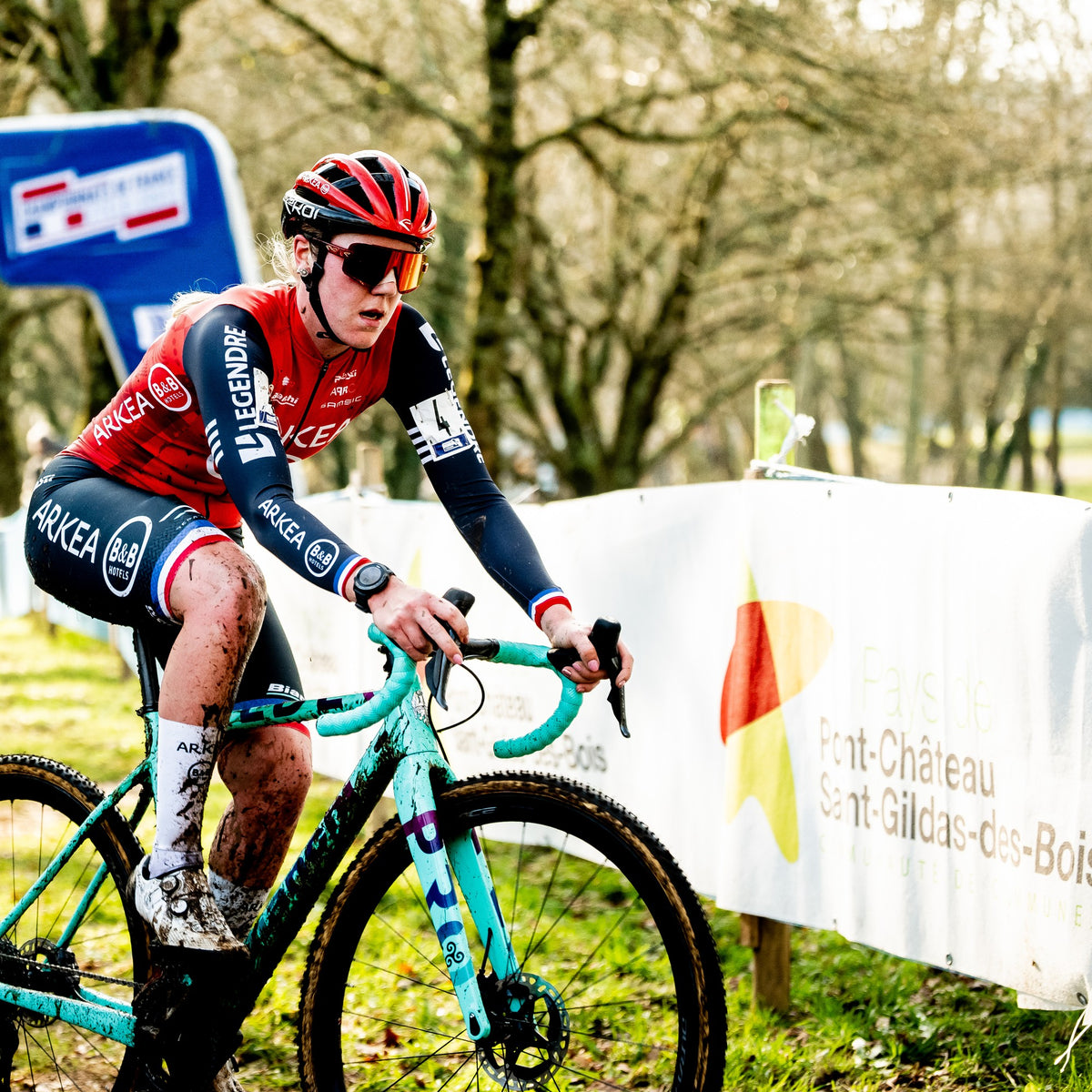 Cycliste en cyclo-cross avec lunettes, partenaire du spray anti-pluie VisioDry
