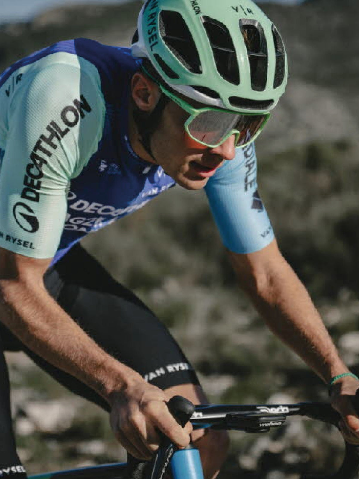 Cycliste sur route avec lunettes de sport, partenaire de la marque française VisioDry