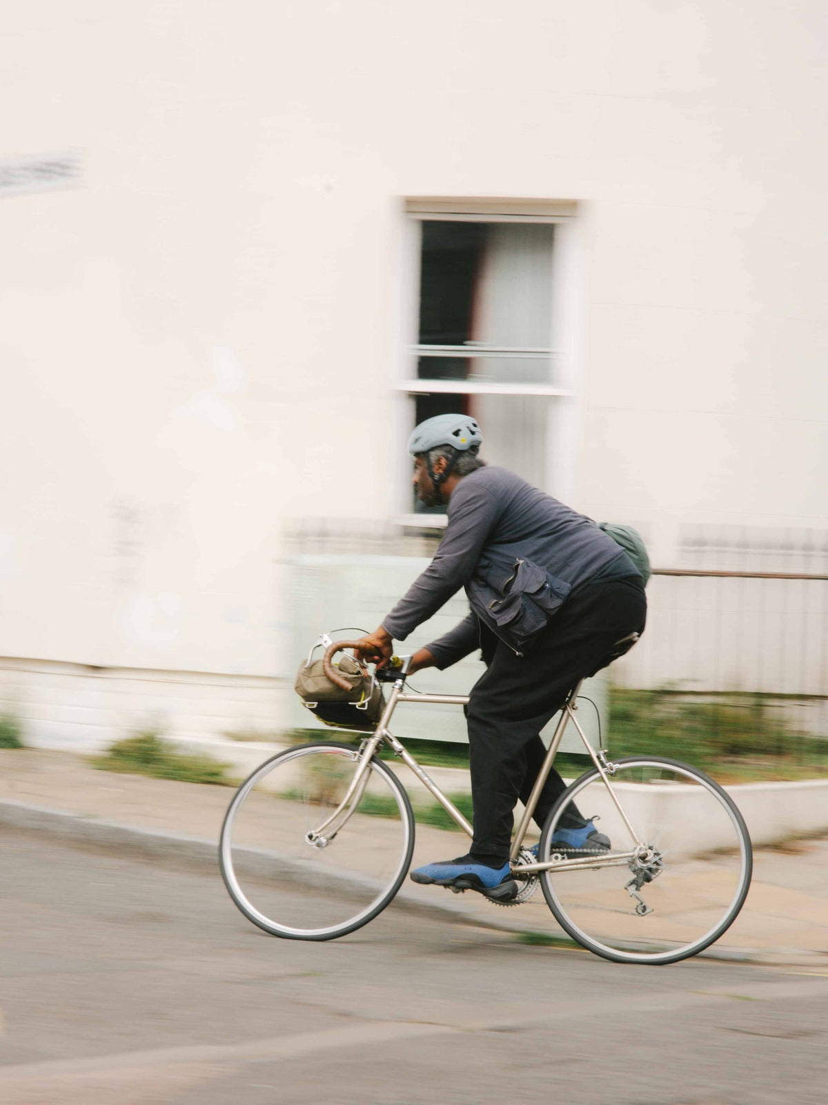 Cycliste urbain avec un sac sur le porte-bagage avant JACK Wholegrain Cycles